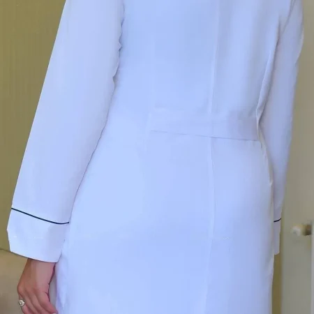 پشت روپوش پزشکی ارغوان